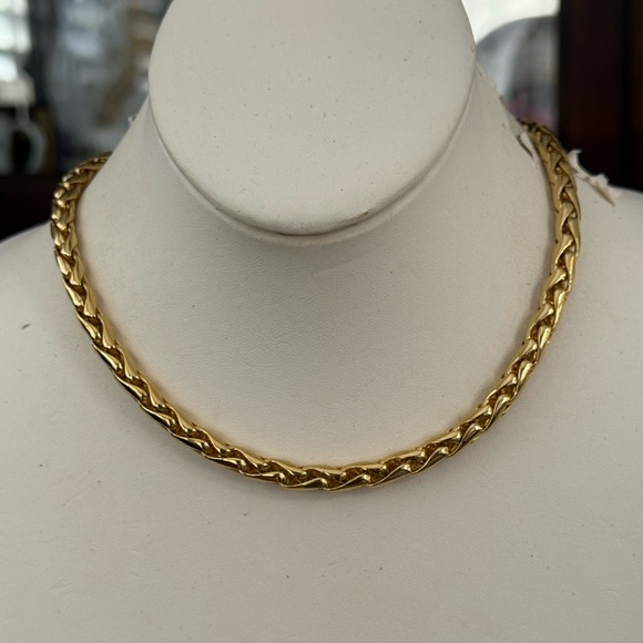 Gold tone chain necklace magnetic clasp - Picture 2 of 6